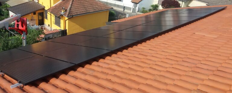 Stringa di moduli su tetto residenziale
