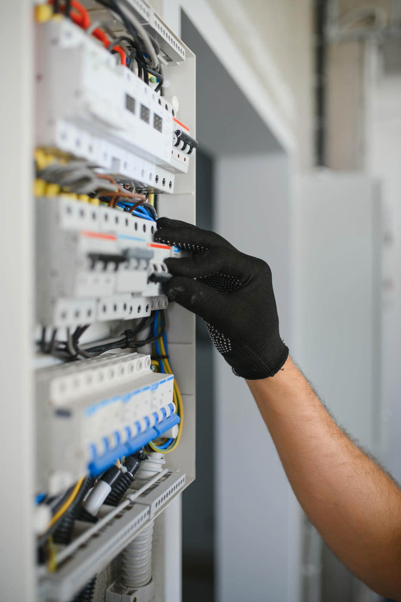 Elettricista al lavoro sul quadro elettrico