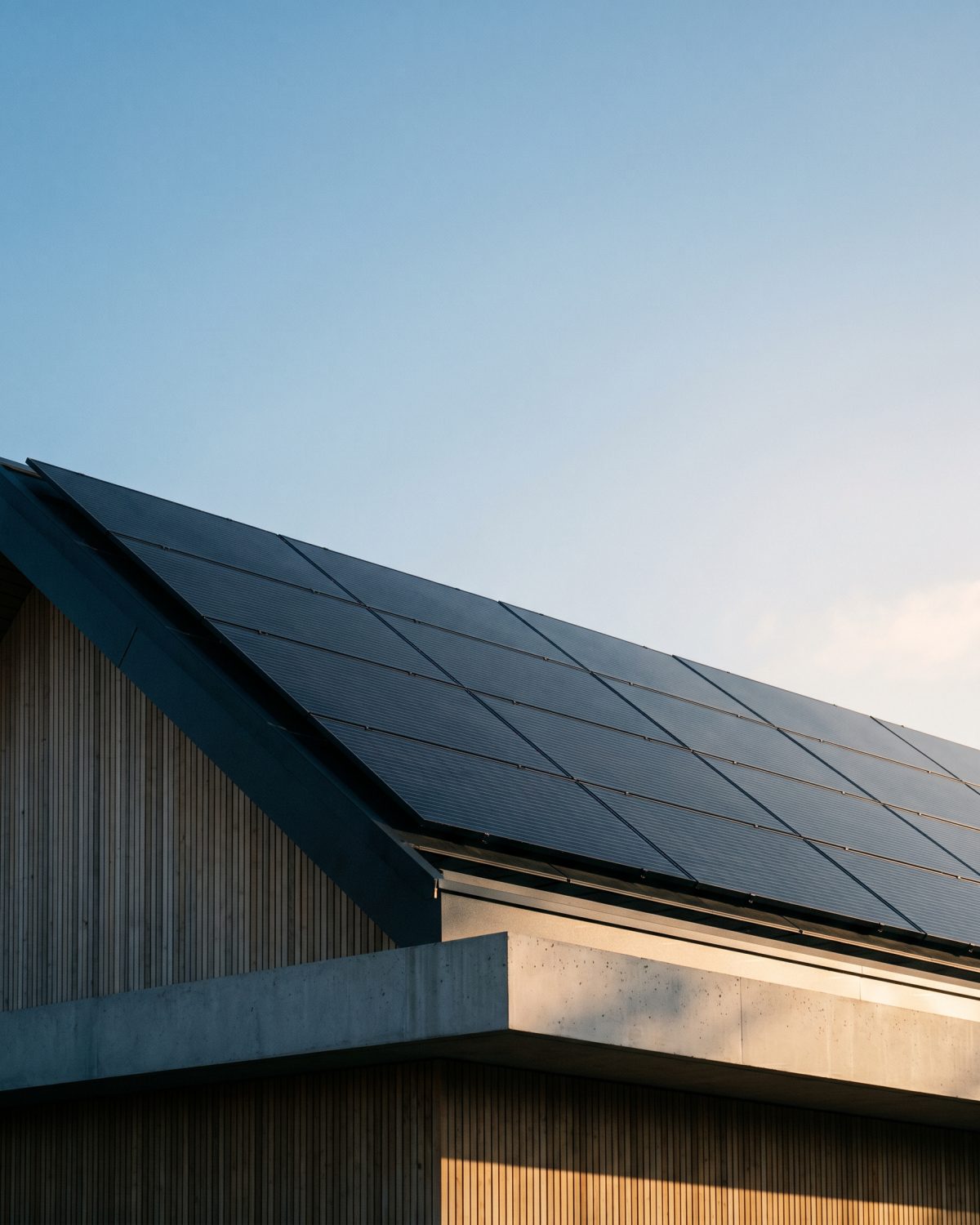 Pannelli fotovoltaici installati sul tetto di un edificio moderno