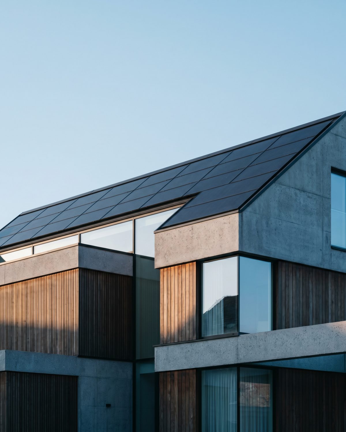 Edificio moderno con impianto fotovoltaico installato sul tetto